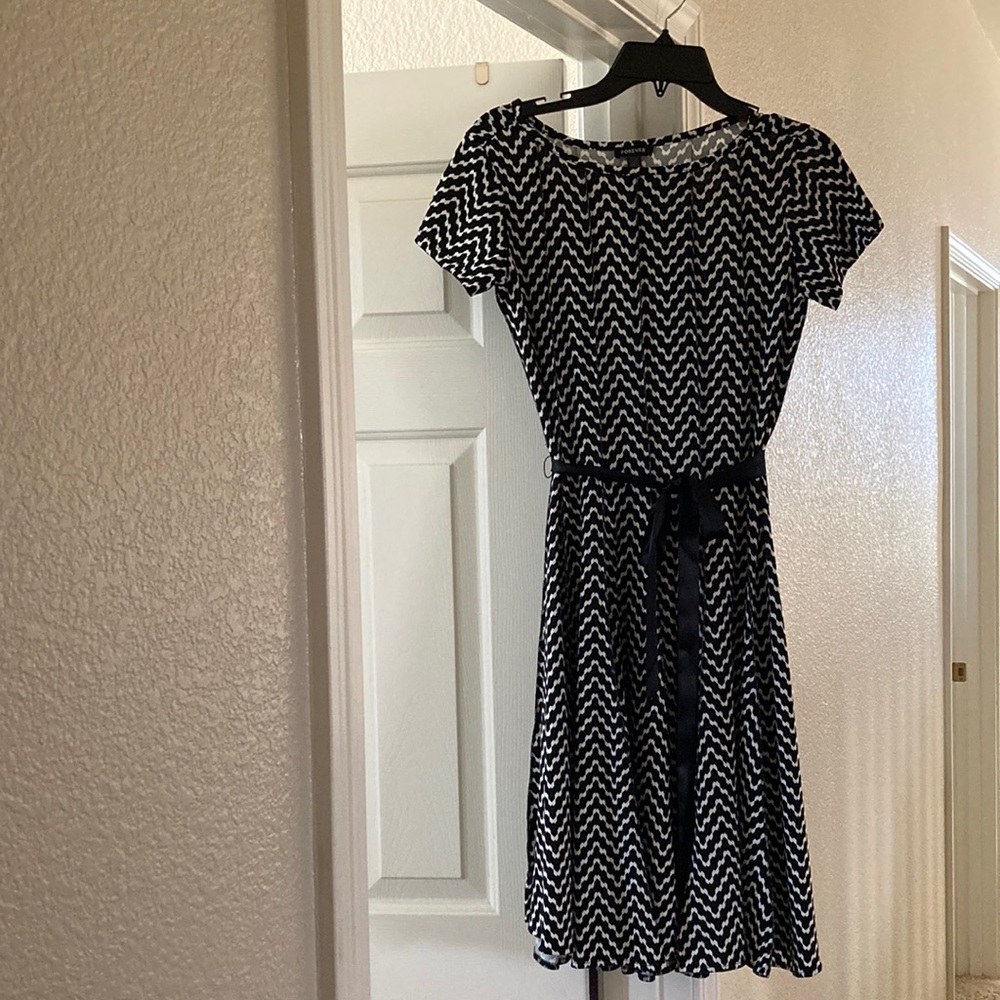 Silky Black/White chevron-design short- sleeve dress with ribbon belt Worn once